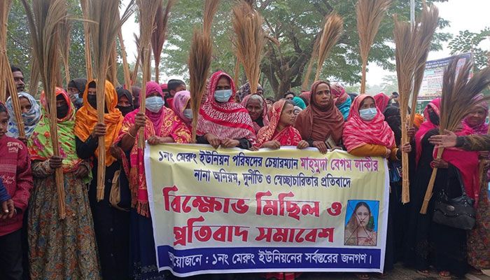 খাগড়াছড়িতে ইউপি চেয়ারম্যানের বিরুদ্ধে ঝাড়ু মিছিল