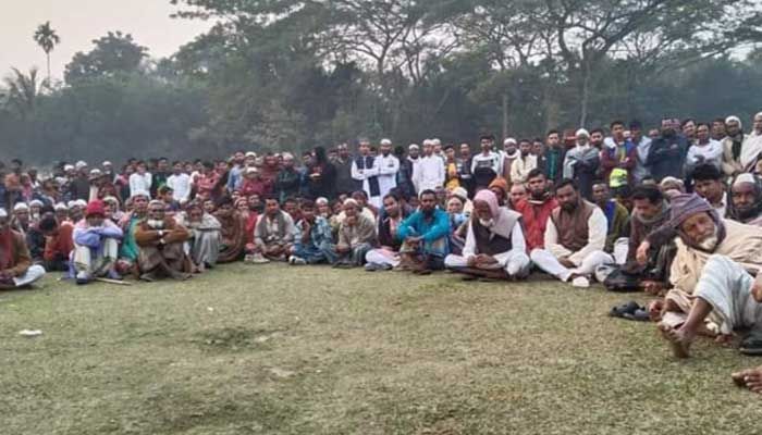 গরু চুরি ঠেকাতে গগডা উচ্চ বিদ্যালয় মাঠে বৈঠক করেন স্থানীয়রা। প্রবা ফটো 