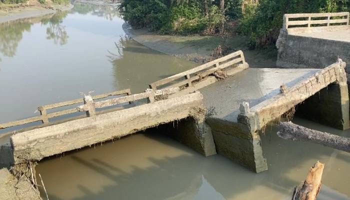 সাড়ে তিন বছর ধরে পানিতে ভাঙা ব্রিজ, দুর্ভোগে নিঝুম দ্বীপবাসী