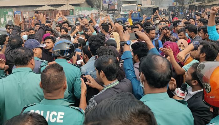 পুলিশের অনুরোধে আল্টিমেটাম দিয়ে আন্দোলন স্থগিত করে শিক্ষার্থীরা। প্রবা ফটো