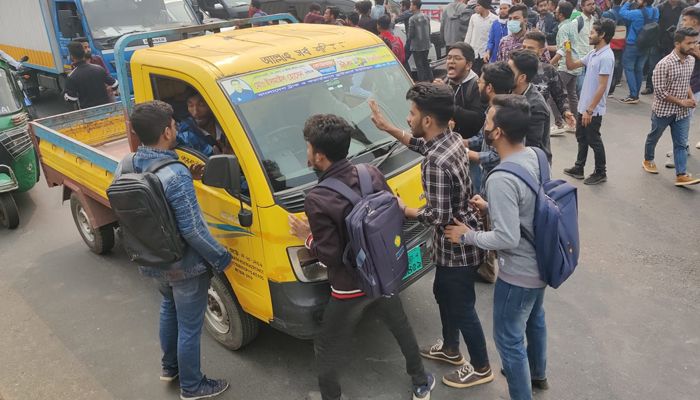 নর্দান ইউনিভার্সিটির শিক্ষার্থী নাদিয়ার মৃত্যুর ঘটনায় বিমানবন্দর সড়কে সোমবার (২৩ জানুয়ারি) অবস্থান নেয় শিক্ষার্থীরা। প্রবা ফটো