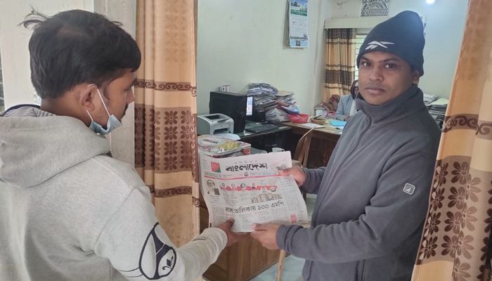 প্রতিদিনের বাংলাদেশ হাতে নিয়ে উচ্ছ্বসিত পাঠকরা