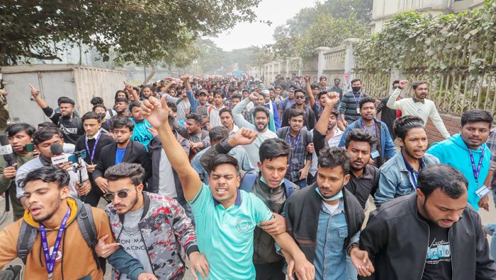 বাসের ধাক্কায় নর্দান বিশ্ববিদ্যালয়ের শিক্ষার্থী নাদিয়া সুলতানা নিহত হলে সোমবার দুপুরে বিশ্ববিদ্যালয়ের শিক্ষার্থীরা পুলিশের বাধা উপেক্ষা করে বিক্ষোভ করেন । ছবি : প্রবা
