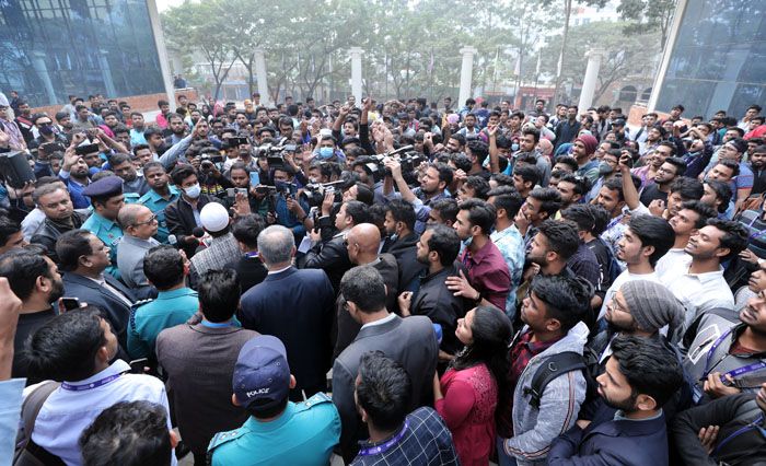 বাসের ধাক্কায় নর্দান বিশ্ববিদ্যালয়ের শিক্ষার্থী নাদিয়া সুলতানা নিহত হলে সোমবার দুপুরে বিশ্ববিদ্যালয়ের শিক্ষার্থীরা ক্যাম্পাসে বিক্ষোভ করেন । ছবি : প্রবা 