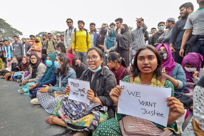 নর্দান বিশ্ববিদ্যালয়ের শিক্ষার্থীরা বিভিন্ন প্রতিবাদী লিখে কাওলার মোড়ে রাস্তা অবরোধ করে বিক্ষোভ করেন । ছবি : প্রবা
