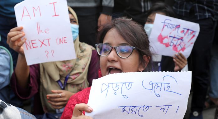 নর্দান বিশ্ববিদ্যালয়ের শিক্ষার্থীরা বিভিন্ন প্রতিবাদী লিখে কাওলার মোড়ে রাস্তা অবরোধ করে বিক্ষোভ করেন । ছবি : প্রবা