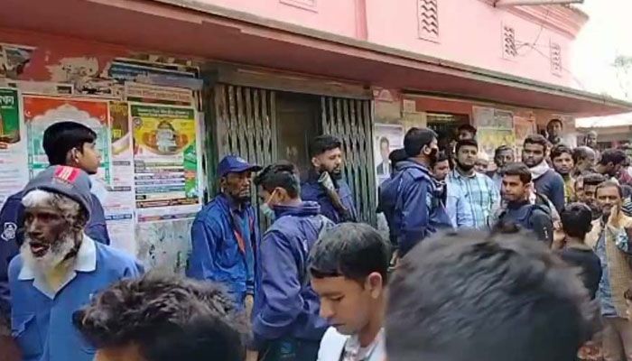 রায়পুরায় অগ্রণী ব্যাংকের ভেতর দুই আনসার সদস্যের মরদেহ 