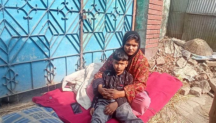 দেবরকে বিয়ের দাবিতে ভাবির অনশন