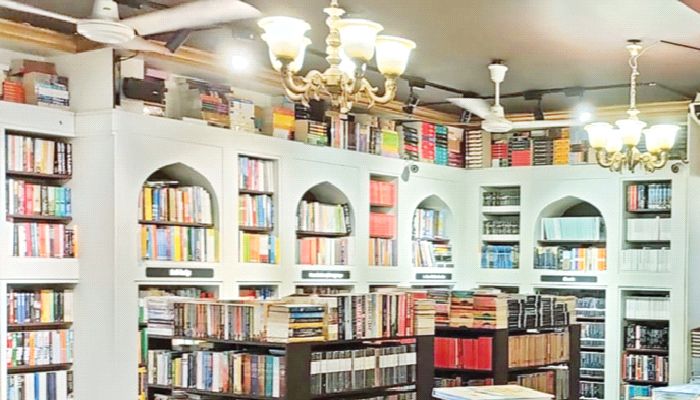 বই কেনা ও পড়া এক জায়গায়
