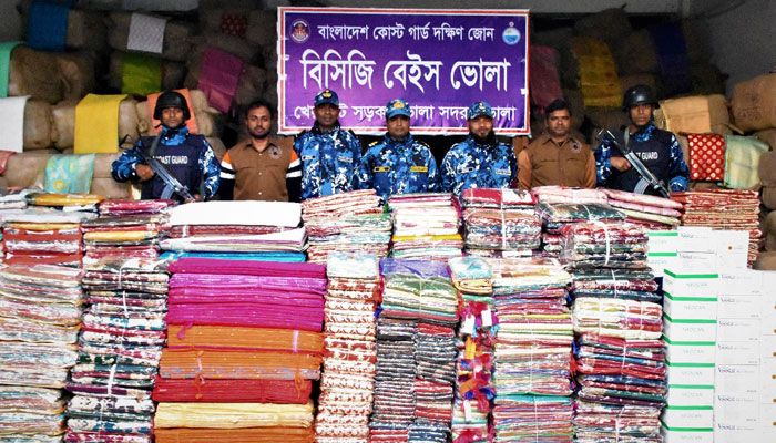মেঘনা নদীতে ২২ কোটি টাকার ভারতীয় শাড়ি জব্দ