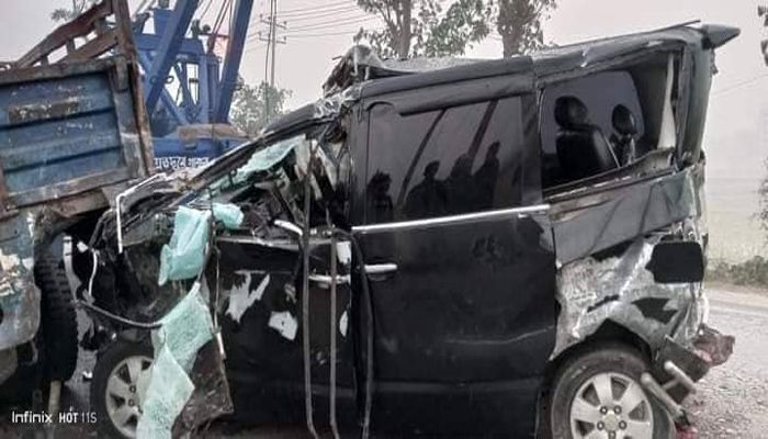 ট্রাকে মাইক্রোবাসের ধাক্কায় একজন নিহত 