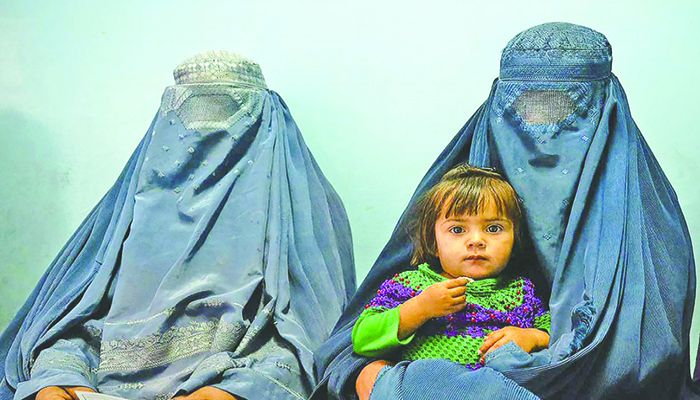 তালেবানদের মধ্যযুগীয় শাসনব্যবস্থায় আফগানিস্তানের নারীসমাজ খাঁচায় বন্দি পাখির মতো প্রতিনিয়তই ছটফট করে মরছে 