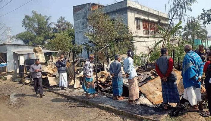 আগুনে পুড়ল দুই মুদি দোকান 
