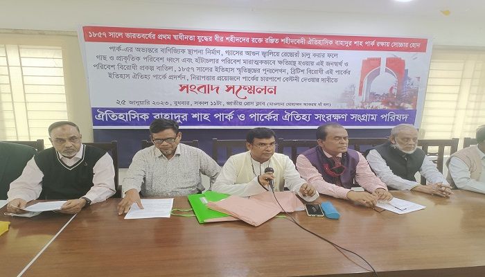 জাতীয় প্রেস ক্লাবের মাওলানা মোহাম্মদ আকরম খাঁ হলে সংবাদ সম্মেলনে পরিষদের সদস্যরা। প্রবা ফটো