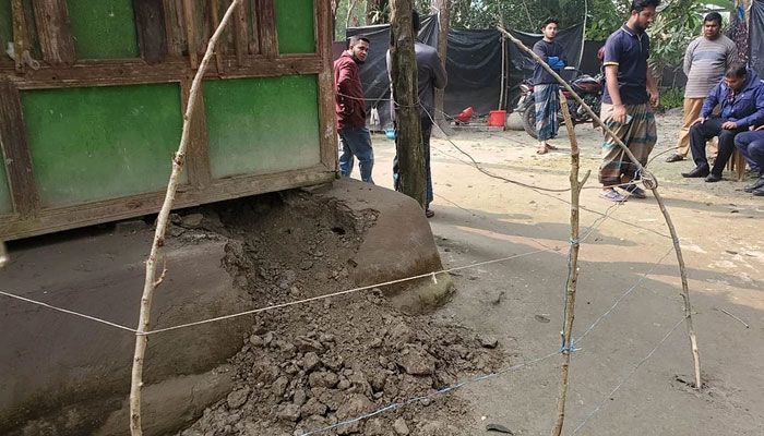 বরিশালে দাদি-নাতবউয়ের লাশ উদ্ধারের ঘটনায় দুজন পুলিশ হেফাজতে