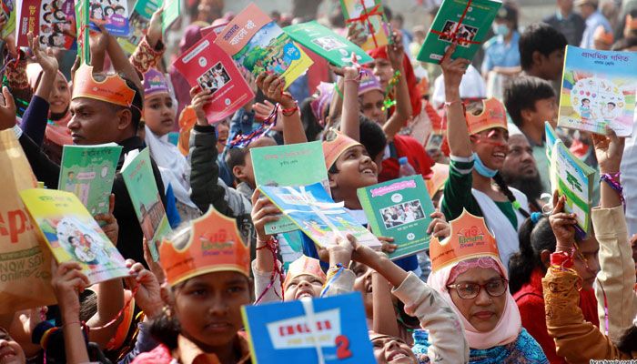 নতুন বছরের প্রথম দিনে শিক্ষার্থীদের হাতে নতুন বই তুলে দিয়েছে সরকার। এতে আনন্দ ও উচ্ছ্বাসে মেতেছে শিক্ষার্থীরা। ছবি: প্রবা