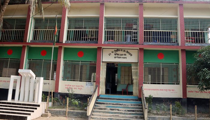 গোপালগঞ্জে এক স্কুলে বই বিতরণে টাকা নেওয়ার অভিযোগ