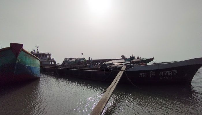 অল্পের জন্য রক্ষা পেল সারবোঝাই কার্গো জাহাজ