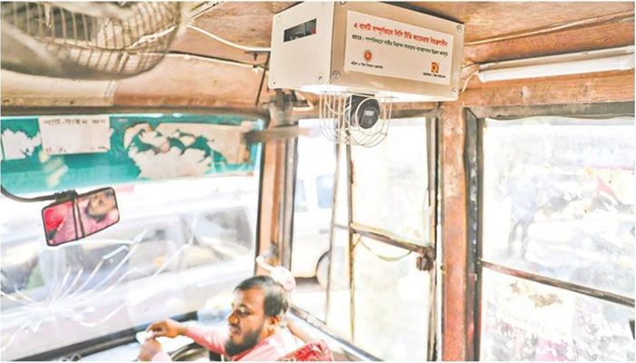 রাজধানীতে নারীদের জন্য বাসে সিসি ক্যামেরা লাগানো হয়েছে। বুধবারের ছবি