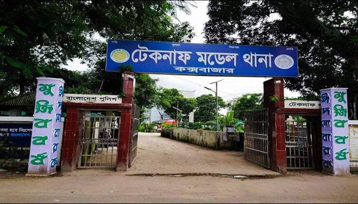 অস্ত্রসহ দুই যুবককে পুলিশে দিল গ্রামবাসী