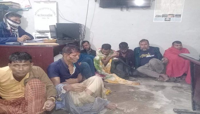 ট্রলারের তেল ছিনিয়ে নেওয়ার সময় ৮ ডাকাত আটক