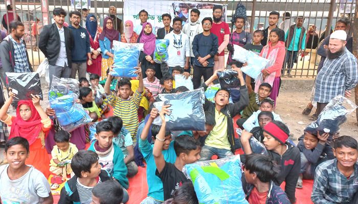 ঢাকা বিমানবন্দর রেলওয়ে স্টেশনে ছিন্নমূল ও অসহায় মানুষের মাঝে শীতবস্ত্র বিতরণ করে সংগঠনটি