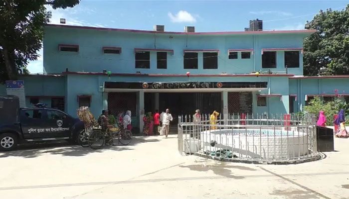 অর্ধেক লোকবলে চলছে গাইবান্ধার জেলা হাসপাতাল, দুর্ভোগে রোগীরা