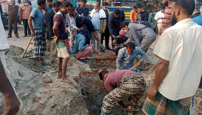 উপজেলা সহকারী কমিশনার (ভূমি) ও নির্বাহী ম্যাজিস্ট্রেট কামরুল হাসান মারুফের নেতৃত্বে গ্যাস সংযোগ বিচ্ছিন্ন করা হয়। প্রবা ফটো