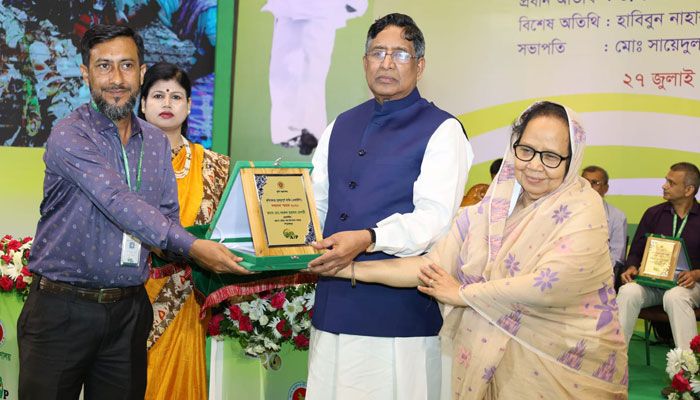 ‘কেঁচোচাষা’ বদরুল জিতেছেন এআইপি ও বঙ্গবন্ধু জাতীয় কৃষিপদক