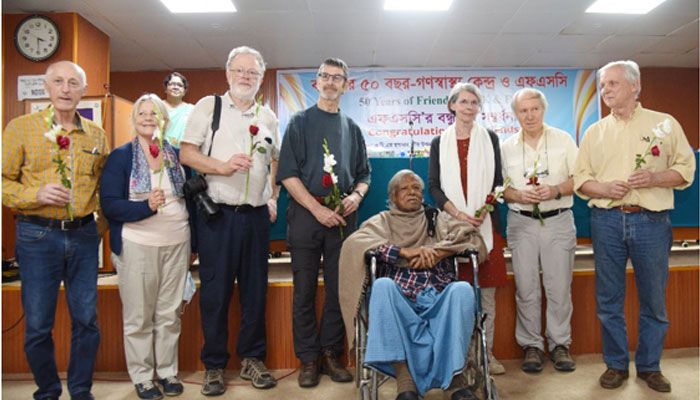 বন্ধুত্বের ৫০ বছরে ফ্রেঞ্চ সাপোর্ট কমিটির সভাপতিসহ সাত সদস্যের প্রতিনিধি দলকে সংবর্ধনা দেয় গণস্বাস্থ্য কেন্দ্র। সংবর্ধনা অনুষ্ঠানে ফ্রান্স বন্ধুদের সঙ্গে গণস্বাস্থ্য কেন্দ্রের অন্যতম প্রতিষ্ঠাতা ডা. জাফরুল্লাহ চৌধুরী। 