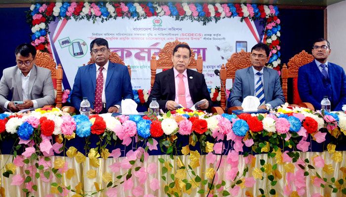 ইভিএমে জাল ভোটের সুযোগ নেই, বিশৃঙ্খলাও কম : ইসি আহসান হাবিব