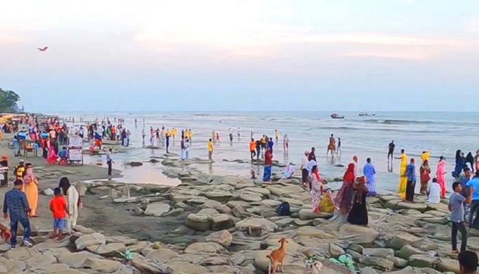 কুয়াকাটায় বেড়েছে ভ্রাম্যমাণ ব্যবসায়ী ও ভিক্ষুকের উপদ্রব