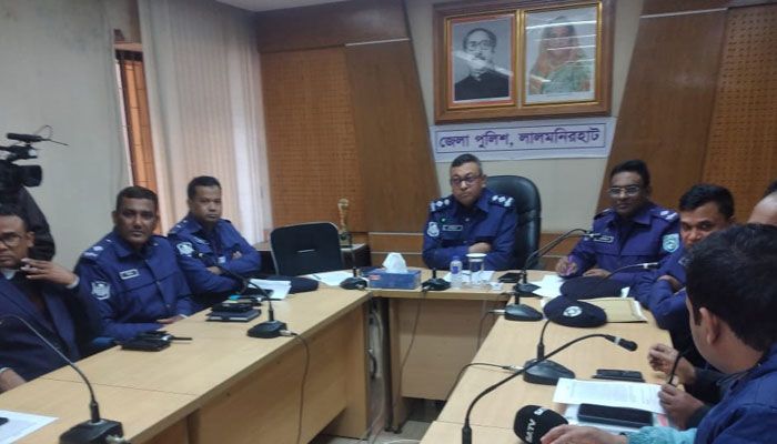 প্রধান শিক্ষককে অপহরণের ঘটনা নিয়ে বুধবার সংবাদ সম্মেলন করেছেন লালমনিরহাটের পুলিশ সুপার মোহাম্মদ সাইফুল ইসলাম। প্রবা ফটো 
