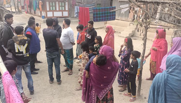 পুলিশের বিরুদ্ধে ১৭টি বসতঘরে ভাঙচুর ও লুটপাটের অভিযোগ