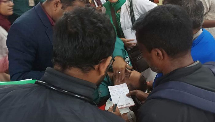 গুলিবিদ্ধ পুলিশ সদস্যদের চট্টগ্রাম মেডিকেল কলেজ হাসপাতালে নেওয়া হয়েছে। ছবি : প্রবা