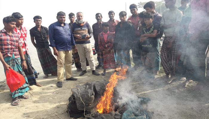 নোয়াখালীতে পোড়ানো হলো ১৩ লাখ টাকার অবৈধ জাল