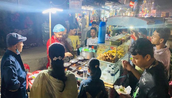 শীতের সঙ্গে পাল্লা দিয়ে বেড়েছে পিঠা বিক্রি