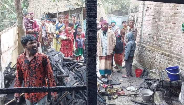 বরগুনায় আগুনে পুড়ল বসতঘর