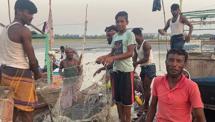 জালের প্রতিটি পাকে মিশে আছে শিশুর কষ্ট