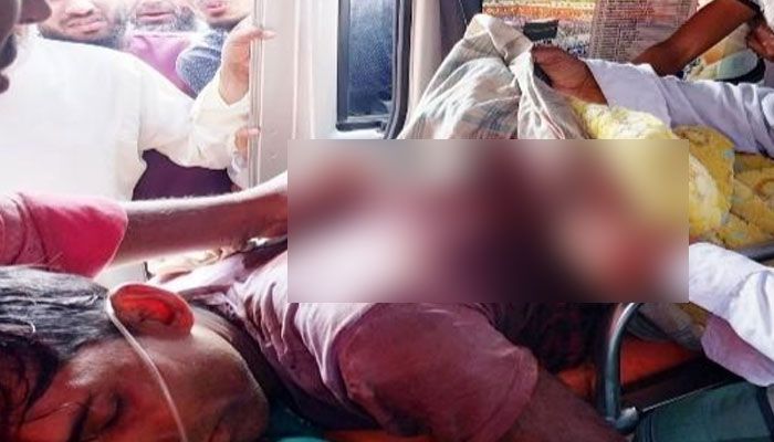 অনুকুল গাইনকে খুলনা মেডিকেল কলেজ হাসপাতালে পাঠানো হয়েছে। প্রবা ফটো