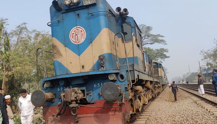 প্ল্যাটফর্ম ছাড়তেই বিকল ট্রেনের ইঞ্জিন