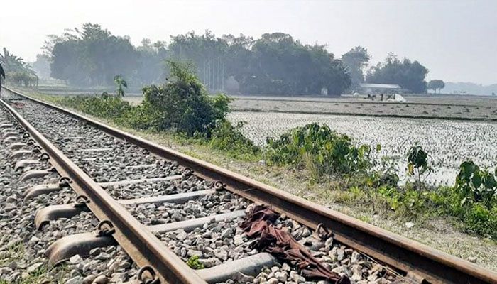 কানে হেডফোন লাগিয়ে রেললাইনে, ট্রেনে কাটা পড়ে মৃত্যু