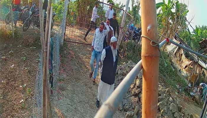 মালিককে তুলে নিতে অস্ত্র নিয়ে ফার্মে হানা