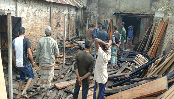 মেহেরপুরে দোকানে আগুন, ১৫ লাখ টাকা ক্ষতি দাবি