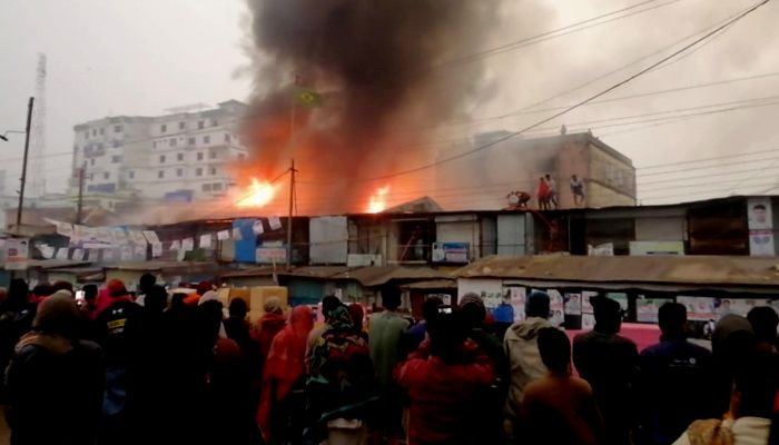 নোয়াখালীতে আগুনে পুড়ে ছাই ৩০ দোকান