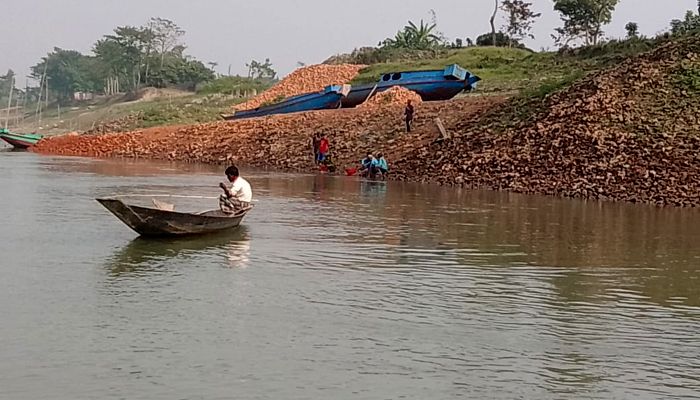 নদীদূষণে সচেতনতা নেই স্থানীয়দের