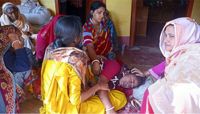 নিরব মণ্ডলের মায়ের আর্তনাদ। প্রবা ফটো