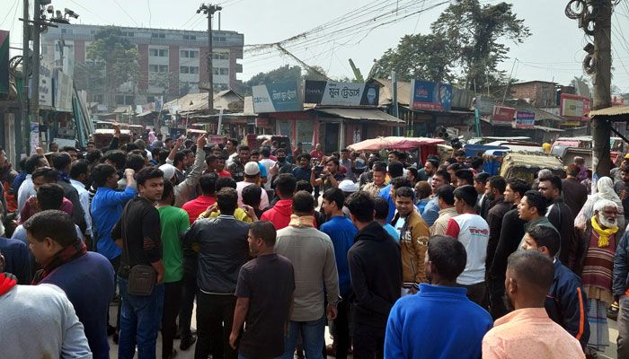 দোকানে হামলা ও লুটপাট :  গ্রেপ্তারের দাবিতে সড়ক অবরোধ