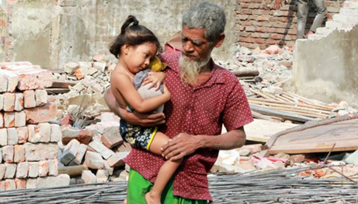 খোলা আকাশের নিচে দিন কাটছে ধলপুর সিটি পল্লীর বাসিন্দাদের 