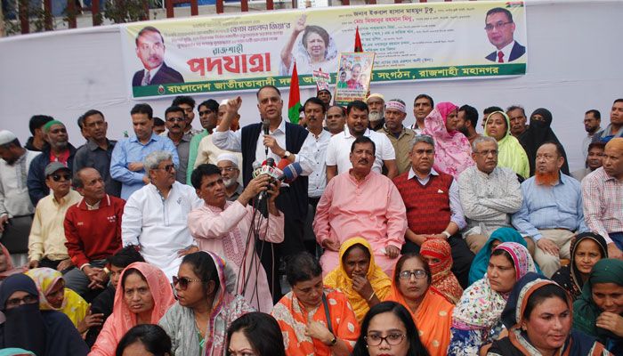 শনিবার বিকালে রাজশাহী মহানগর বিএনপি আয়োজিত পদযাত্রার আগে ঐতিহাসিক ভূবন মোহন পার্কে এক সমাবেশে বক্তব্য দেন দলটির স্থায়ী কমিটির সদস্য ইকবাল হাসান মাহমুদ টুকু।  প্রবা ফটো